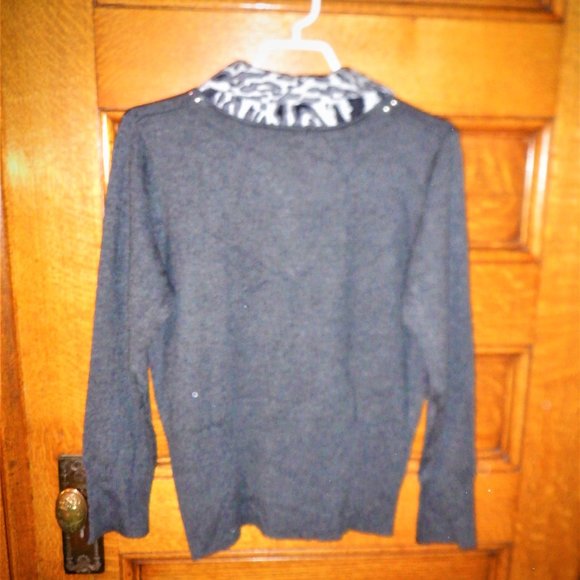 *** LAURA *** Never Worn Remarkable PULLOVER with Trims - (L) Brand New Host Pic - Picture 2 of 2